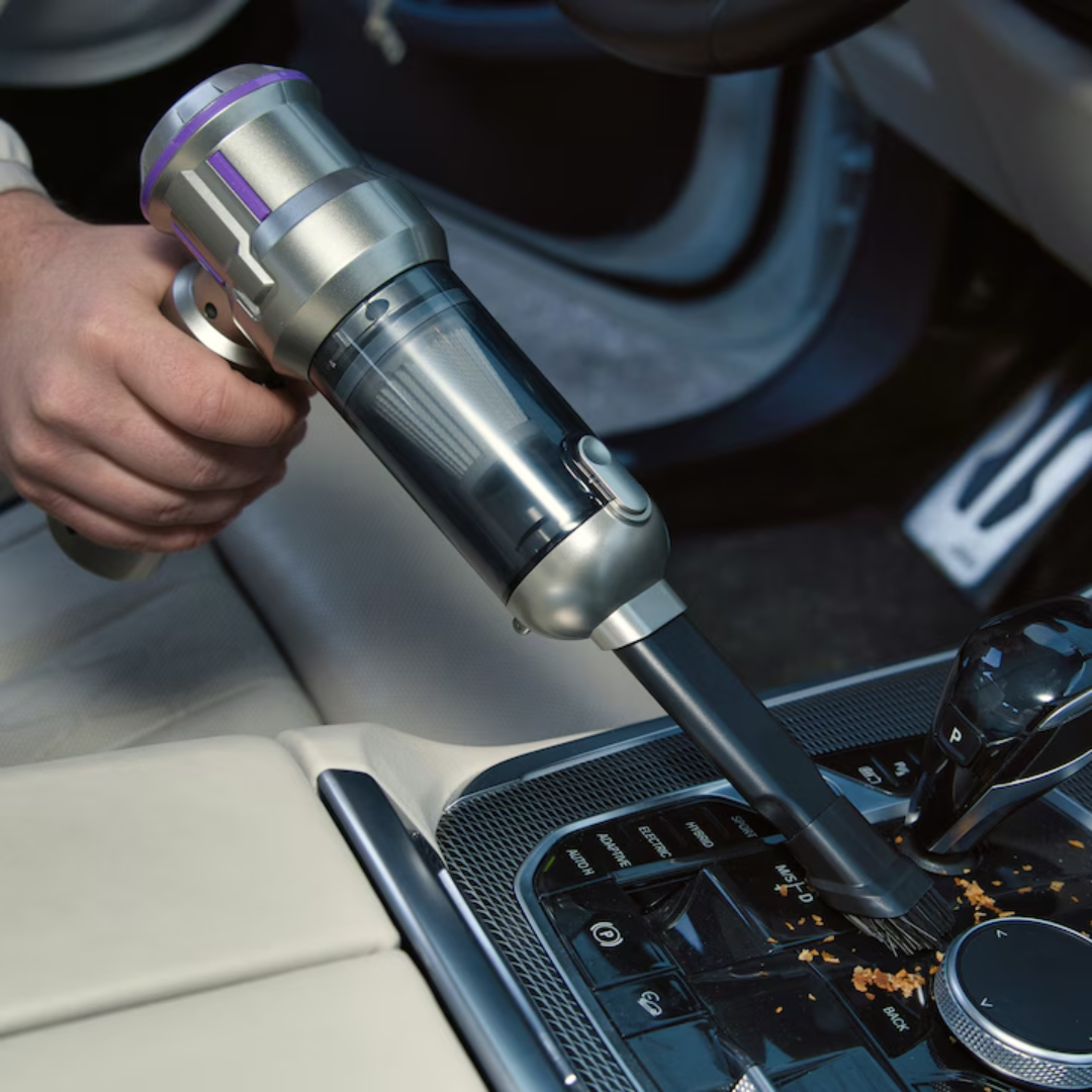 Aspirator auto portabil fără fir Luxena AirPro4 de la Taggo.ro, argintiu cu mov, cu 15 accesorii și filtru HEPA lavabil.