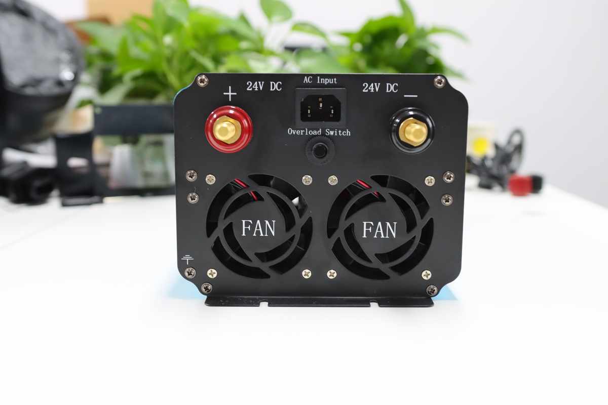 Invertor 2 în 1 SINUS PUR 6000W AutoBox.ro, cu funcție UPS pentru încărcare acumulatori, 12V la 220V, imagine cu dispozitivul.