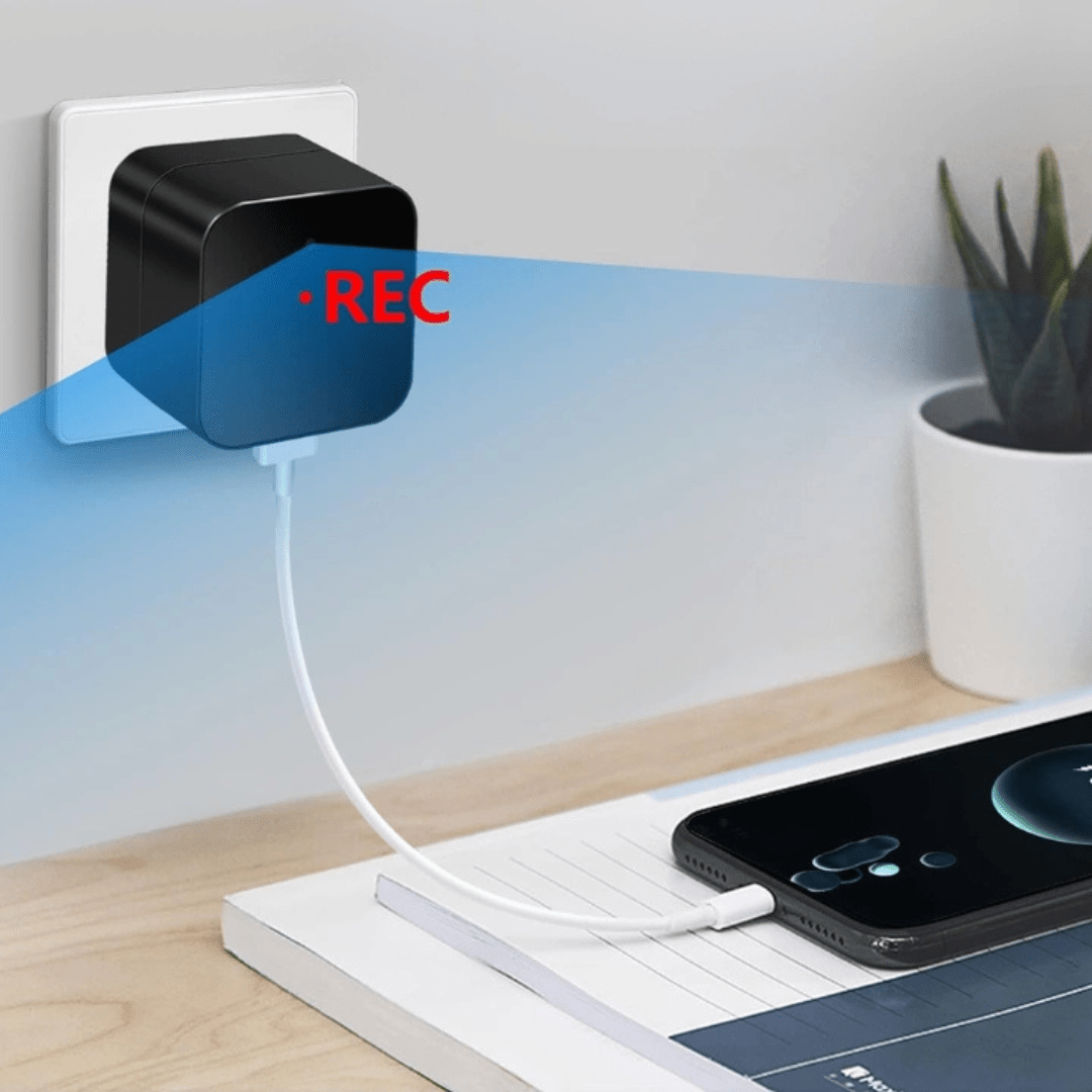 Încărcător USB cu camera spion Taggo, Wi-Fi, Full HD, vedere nocturnă și senzor de mișcare, montat într-un suport USB.